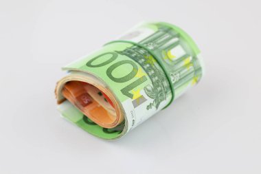 Rulo 100, 50, 20 ve 10 euro banknotlar bir lastik bant ile, bir