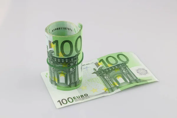 Ρολό 100 τραπεζογραμματίων ευρώ με ελαστικό συγκρότημα, απομονωμένο — Φωτογραφία Αρχείου