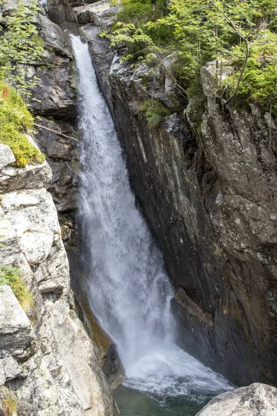 Cachoeira enorme (vodopad Obrovsky, Tatras Alto) entre rochas altas. As rochas estão cobertas com musgo . — Fotografia de Stock