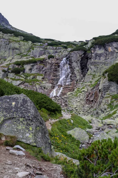 Гірський водоспад у високих Татр (Skok). Високі породи покриті скрабом. — стокове фото