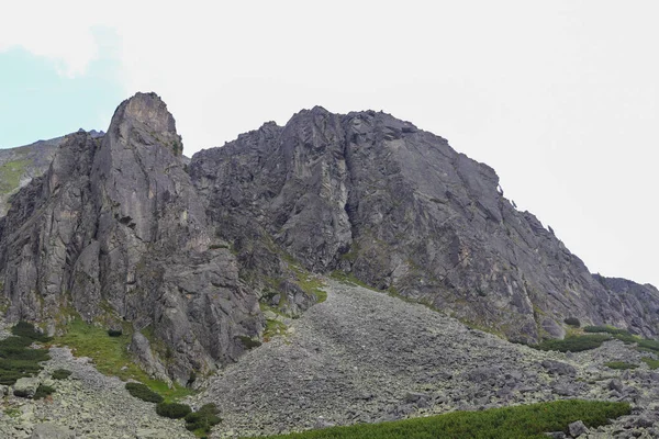 Veduta delle cime delle montagne in estate negli Alti Tatra con cielo nuvoloso . — Foto Stock