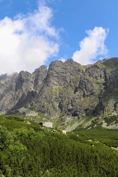 Вид на гірські піки в літній час у високих Татр з хмарним небом. — стокове фото