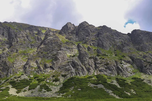 Widok na szczyty górskie w okresie letnim w Tatrach Wysokich z zachmurzonego nieba. — Zdjęcie stockowe