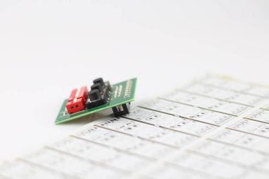 Beyaz arka planda izole edilmiş elektronik bileşenler. Pcb 