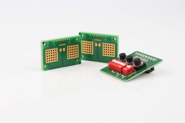 Beyaz arka planda izole edilmiş elektronik bileşenler. Pcb 
