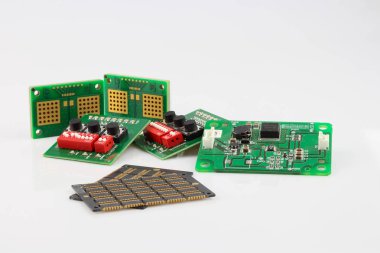 Beyaz arka planda izole edilmiş elektronik bileşenler. Pcb 