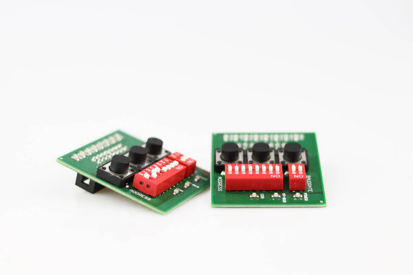 Набор из двух электронных компонентов на белом фоне
.