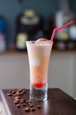 Lezzetli buz kahve Glace pembe şurubu ve kahve çekirdekleri ile cam.