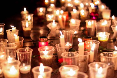 Mykolaiv, Ukrayna - 03/28/2012: Dünya Savaşı asker Sovyetler Birliği memorial yakınındaki mumlar.