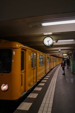 Berlin, Almanya - 3 Temmuz 2019: Berlin metrosunun sarı trenleri.
