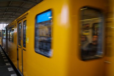 Berlin, Almanya - 3 Temmuz 2019: Berlin metrosunun sarı trenleri.