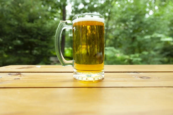 Κούπα μπύρας στέκεται σε ένα τραπέζι — Φωτογραφία Αρχείου