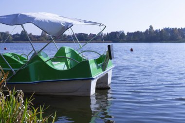 Göle oturan çatı ile yeşil tekne