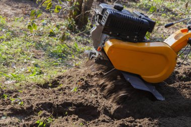 Avluda çalışan bir aerator makinesi