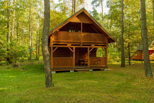 Деревянный домик посреди леса
