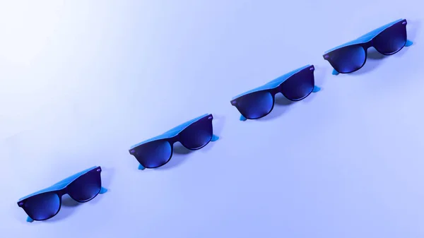 Vier Paar Gläser diagonal hintereinander gereiht — Stockfoto