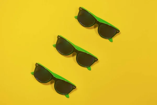 선글라스 세 켤레가 다른 선글라스 위에 누워 있다 — 스톡 사진