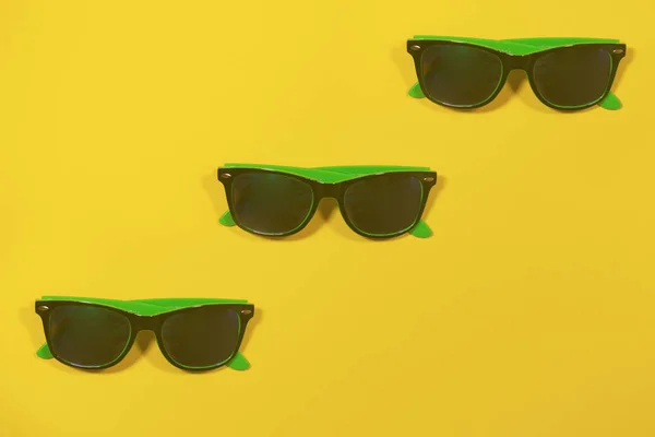 Concepto de verano Tres pares de gafas de sol colocadas una encima de la otra — Foto de Stock