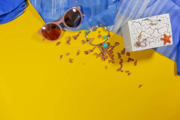 Ein Sortiment von Gegenständen liegt auf einer gelben Fläche — Stockfoto