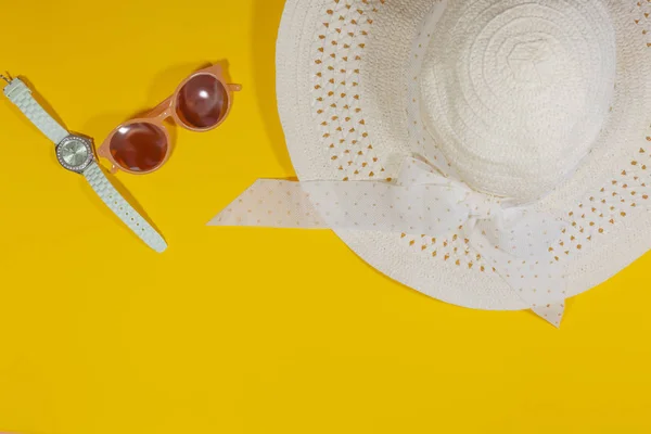 Hut, Uhr und Brille befinden sich auf gelber Oberfläche — Stockfoto
