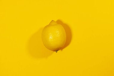 Sarı bir yüzeyde limon döşeme