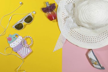 Sarı bir yüzeye yerleştirilen öğelerin çeşitliliği