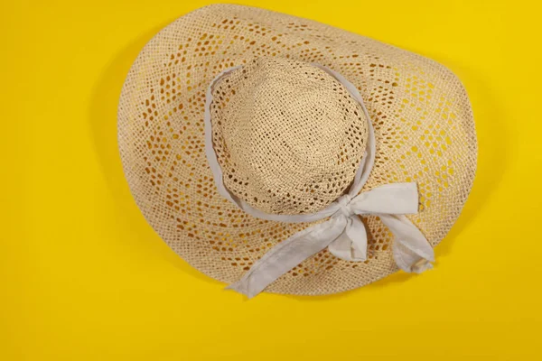 Ein brauner Weidenhut auf gelber Oberfläche — Stockfoto