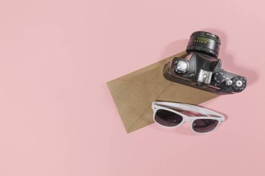 Öğeleri çeşitler pembe bir yüzey üzerinde döşeme