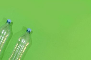 Yeşil bir yüzeyin köşesinde yatan şişeler