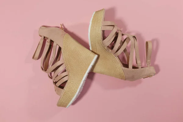 Braune Schuhe liegen auf pinkfarbener Oberfläche — Stockfoto
