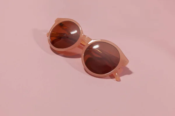 Eine Sonnenbrille auf rosa Oberfläche — Stockfoto