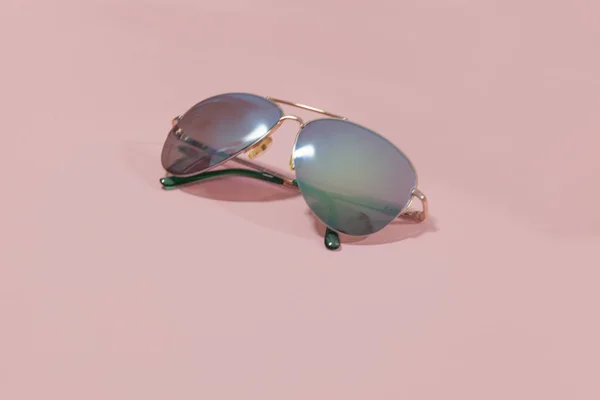 Pembe bir yüzeyüzerinde bir çift güneş gözlüğü — Stok fotoğraf
