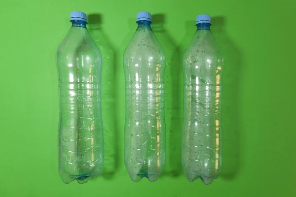 緑色の表面に敷設ボトル — ストック写真