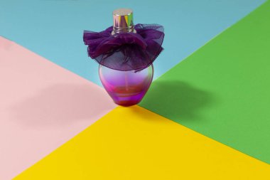 Düz bir yüzeyüzerinde duran parfüm şişesi