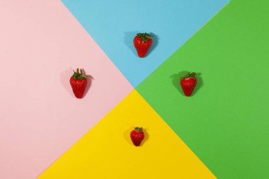 Çilekdüz bir yüzeyüzerinde yatıyor