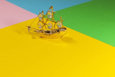 Minyatür tekne düz bir yüzey üzerinde yatıyor