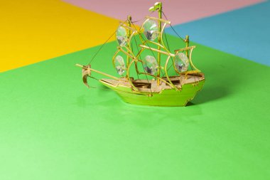 Minyatür tekne düz bir yüzey üzerinde yatıyor