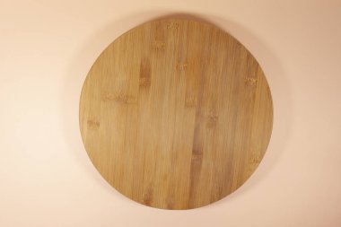 Kahverengi bir pikap pembe bir yüzey üzerinde döşeme