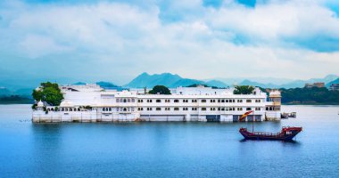 Ünlü turist mekanı Eski Pichola Gölü Udaipur 'daki Beyaz Mahal