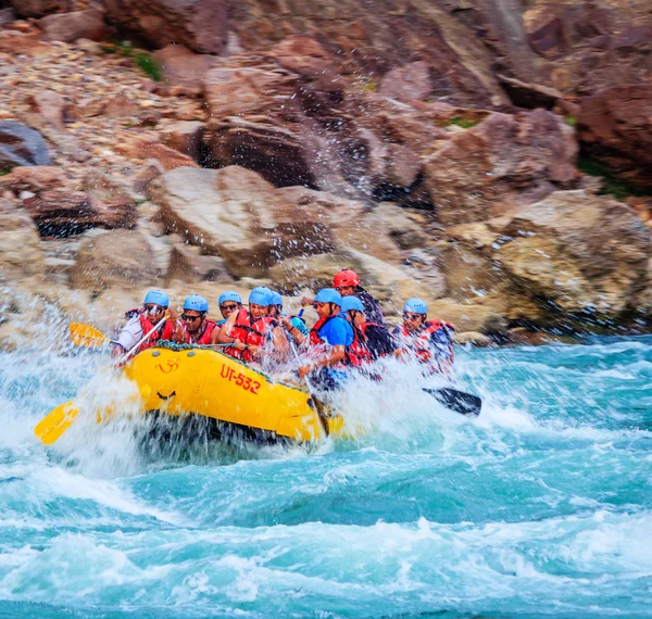 Rishikesh, Hindistan 'da rafting. Turist grubunun spor etkinliği.