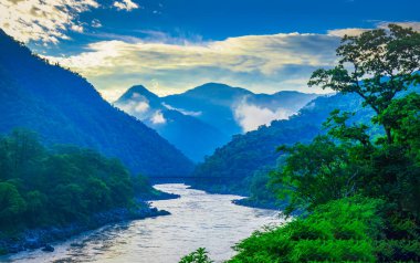 Gündoğumu Rishikesh 'te, Hindistan' ın kutsal kasabasında ve seyahat noktasında. Renkli gökyüzü ve bulutlar Ganj Nehri üzerinde yansıyor.
