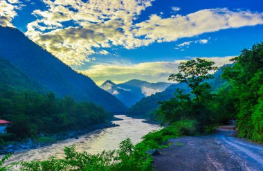 Gündoğumu Rishikesh 'te, Hindistan' ın kutsal kasabasında ve seyahat noktasında. Renkli gökyüzü ve bulutlar Ganj Nehri üzerinde yansıyor.