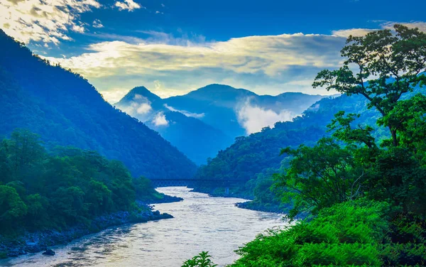 Gündoğumu Rishikesh 'te, Hindistan' ın kutsal kasabasında ve seyahat noktasında. Renkli gökyüzü ve bulutlar Ganj Nehri üzerinde yansıyor.