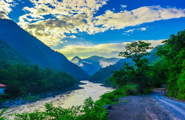 Gündoğumu Rishikesh 'te, Hindistan' ın kutsal kasabasında ve seyahat noktasında. Renkli gökyüzü ve bulutlar Ganj Nehri üzerinde yansıyor.