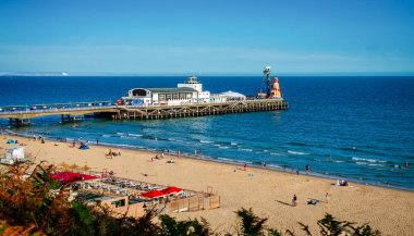 Dorset, Birleşik Krallık 'ta Günbatımında Bournemouth Sahili
