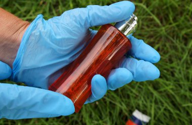 Salisbury, İngiltere, 15 Temmuz 2018 - fotoğraf Novichok parfüm şişesi içinde oldu ve kurban kendini sinir gazı ile püskürtülür mesaj gösterir