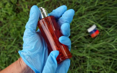 Salisbury, İngiltere, 15 Temmuz 2018 - fotoğraf Novichok parfüm şişesi içinde oldu ve kurban kendini sinir gazı ile püskürtülür mesaj gösterir