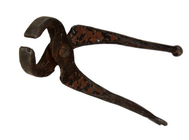 Beyaz arka plan üzerinde yalıtılmış bağbozumu paslı kerpeten. Ön bölümü yerel odaklı fotoğraf