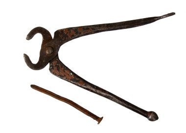 Vintage kerpeten ve beyaz arka plan üzerinde izole paslı çivi