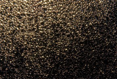 Sabah güneş ışınlarının pencere camına su damlaları ile nüfuz ve soyut bir desen oluşturmak